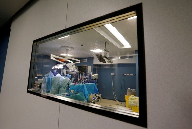 Health Rounds: First human coronary bypass surgery performed without chest cracking-